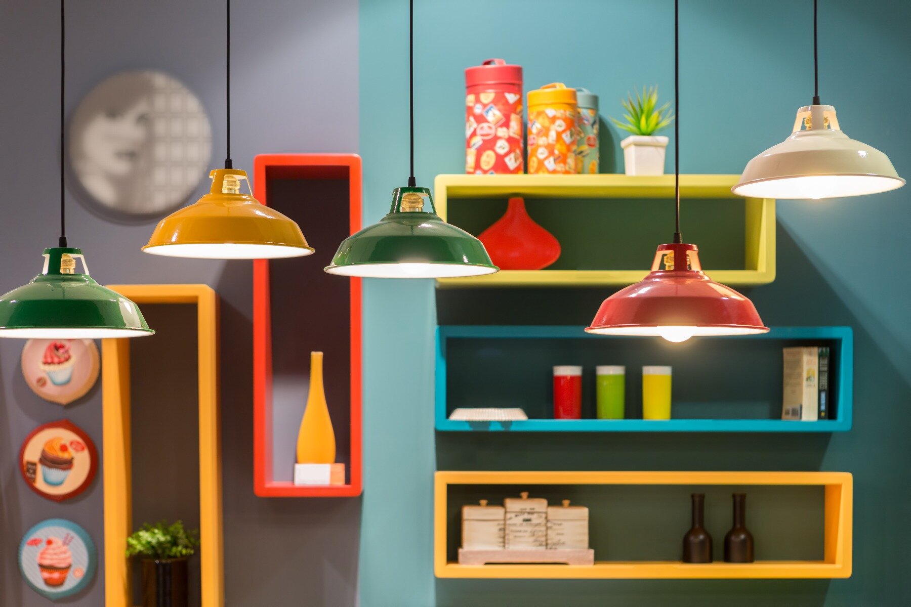 Abat-jour colorés pour un intérieur maximaliste